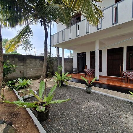 Sayura Beach Hotel Mirissa Exterior photo