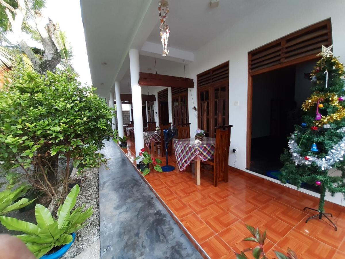 Sayura Beach Hotel Mirissa Exterior photo