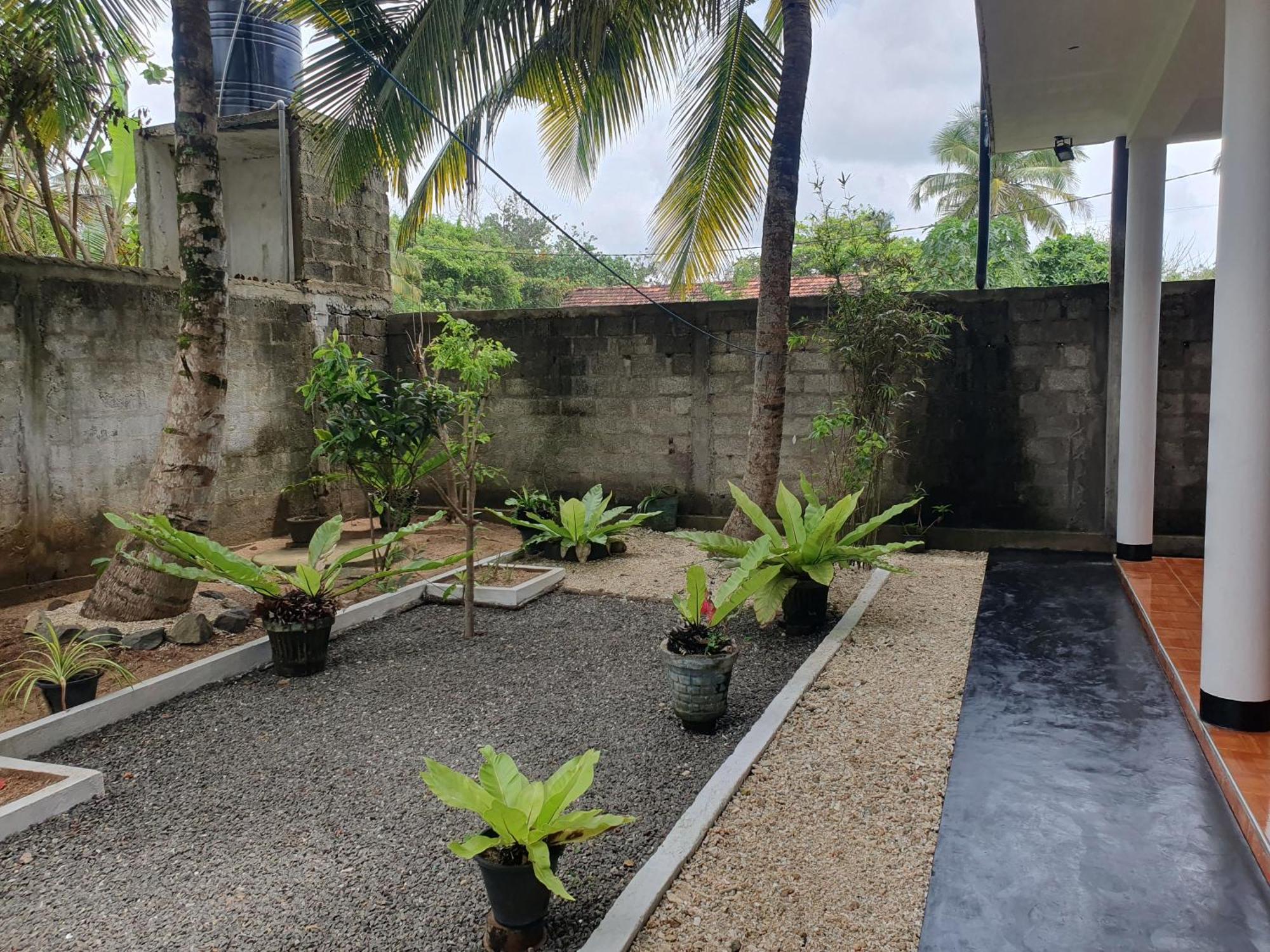 Sayura Beach Hotel Mirissa Exterior photo